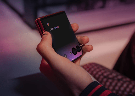 รูปหน้าปกบทความ รีวิว Motorola Razr 60 Ultra แสดงดีไซน์สมาร์ทโฟนจอพับสีแดงขณะถือใช้งานพร้อมหน้าจอด้านนอก