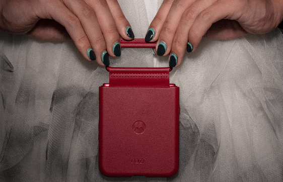 ภาพถ่ายขณะถือเครื่องจริงประกอบบทความ รีวิว Motorola Razr 60 Ultra สีแดงพร้อมเคสสายคล้อง