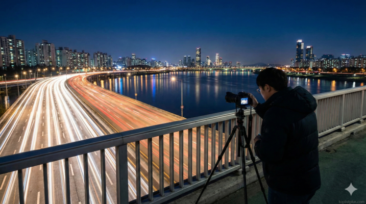 ภาพบรรยากาศการตั้งกล้องถ่ายรูปวิวเมืองและเส้นไฟในยามค่ำคืน เพื่อประกอบบทความแนะนำเทคนิคถ่ายกลางคืนให้สวยงาม