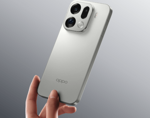 OPPO Find X9 Pro vs Xiaomi 15 Ultra - รูปภาพแสดงด้านหลังของสมาร์ตโฟน OPPO Find X9 Pro สีเงิน/เทา ที่มีชุดกล้องหลังขนาดใหญ่ 3 ตัว โดยมีมือคนถือเครื่องไว้