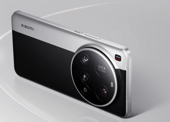 ภาพระยะใกล้ของด้านหลังสมาร์ทโฟน Xiaomi 15 Ultra ที่มีดีไซน์ทูโทนสีเงินและสีดำ พร้อมโมดูลกล้องทรงกลมขนาดใหญ่ที่มีโลโก้ LEICA ใช้เป็นภาพเปรียบเทียบในบทความ OPPO Find X9 Pro vs Xiaomi 15 Ultra