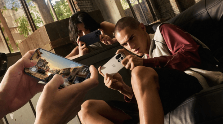 OnePlus 15 vs Samsung Galaxy S25 Ultra - ภาพผู้คนกำลังเล่นเกมมือถือบนสมาร์ทโฟนของ OnePlus แสดงให้เห็นถึงประสบการณ์การเล่นเกมและประสิทธิภาพของอุปกรณ์ ซึ่งเป็นหัวข้อหลักในการเปรียบเทียบระหว่าง OnePlus 15 vs Samsung Galaxy S25 Ultra