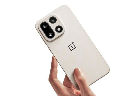 OnePlus 15 vs Samsung Galaxy S25 Ultra: ภาพด้านหลังตัวเครื่อง OnePlus 15 สีเบจ/ขาวงาช้าง ที่แสดงโมดูลกล้องหลังทรงสี่เหลี่ยมที่มีเลนส์กล้อง 3 ตัว และโลโก้ OnePlus ตรงกลางตัวเครื่อง โดยมีมือจับถือไว้ เน้นดีไซน์และระบบกล้องสำหรับบทความเปรียบเทียบ