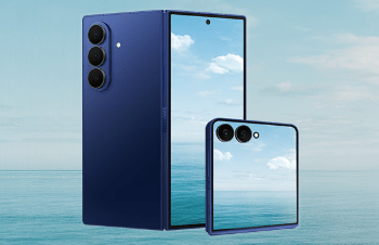 Samsung Galaxy Z Fold 7 vs Honor Magic V5 - รูปภาพเปรียบเทียบโทรศัพท์มือถือพับได้สีน้ำเงินสองรุ่น คือ Samsung Galaxy Z Fold 7 และ Honor Magic V5 ที่แสดงให้เห็นดีไซน์ด้านหลังและหน้าจอด้านหน้าของอุปกรณ์ทั้งสอง