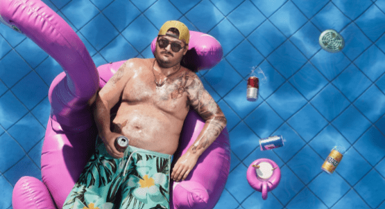 หน้าปกบทความรีวิวเกม Grand Theft Auto VI บน PS5 แสดงภาพบรรยากาศเมือง Vice City พร้อมตัวละครหลักในสไตล์กราฟิกเน็กซ์เจน